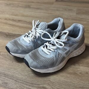 Asics Women's Gray ASICS Jolt 2 running shoes size 8
